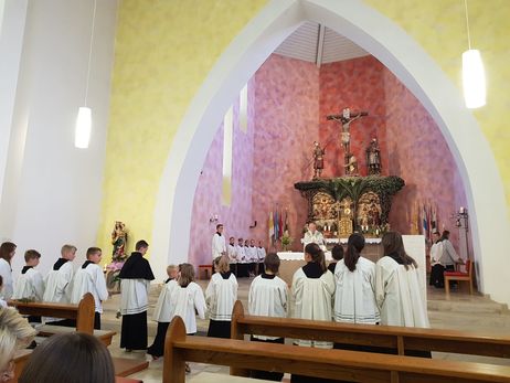 Eine große Schar Messdiener feierte beim Festhochamt mit.